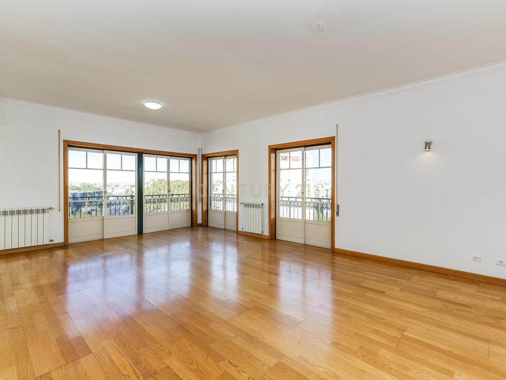 Apartamento T3+Box em Telheiras – Rua Fernando Lopes Graça - Lisboa - Image 1