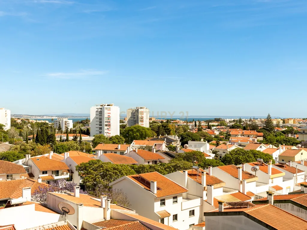 T2 Espaçoso com Varandas e Vista Mar – Quinta das Palmeiras, Oeiras - Image 5