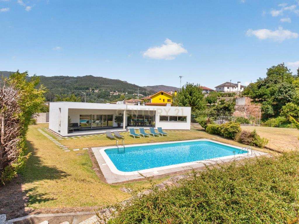 Moradia T4 Térrea de Sonho com Piscina, Campo de Futebol - Image 11