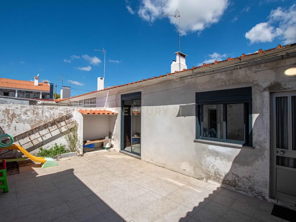 MORADIA T3 COM GARAGEM E ESPAÇOS EXTERIORES EM BENAVENTE - Image 23