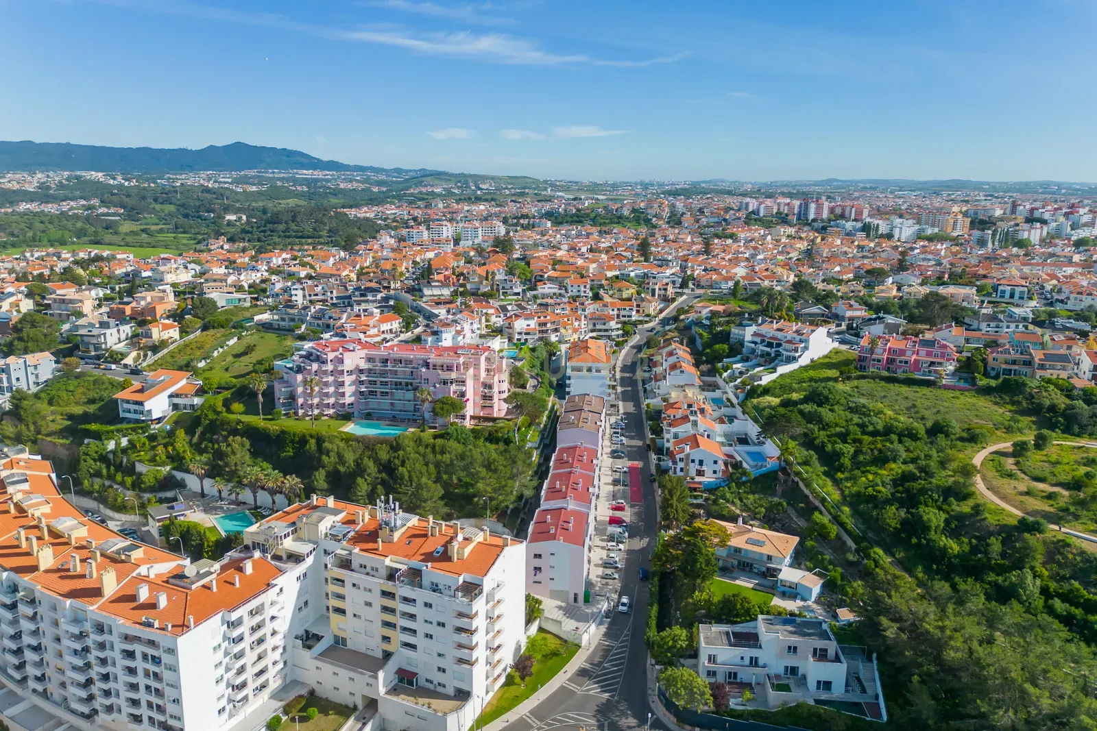 Fotografia 4 de Exclusiva Moradia na Parede com Vista de Mar e Apartamento T1 Independente