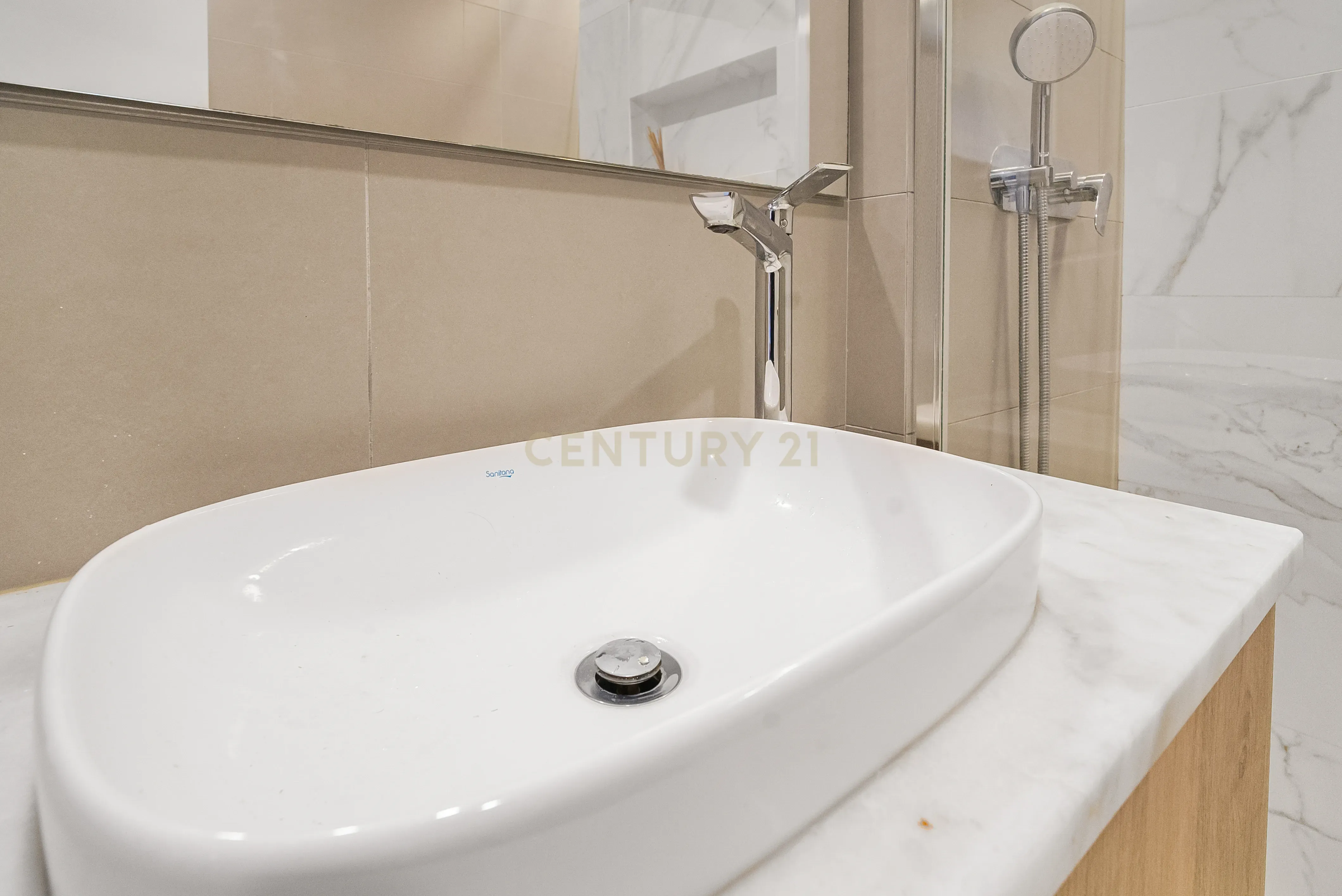 Apartamento T3 convertido em T2 totalmente renovado - Cova da Piedade ( frente à Estação) - Image 13