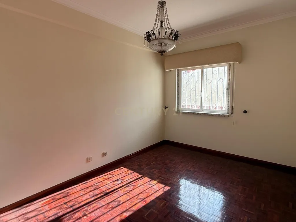 Andar de moradia com 3 quartos para arrendamento em Casal de Cambra - Image 13