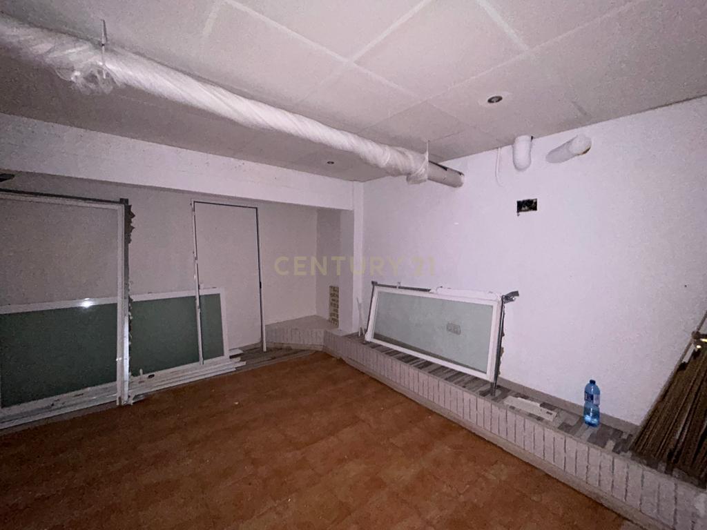Loja Comercial em Renovação com Terraço e Vista para a Cidade - Image 15