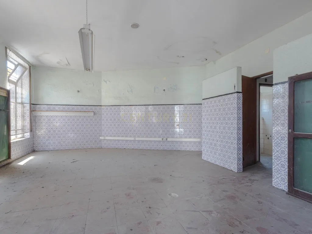 Moradia T4 de Charme, Quatro Frentes com Amplo Espaço Exterior - Image 35