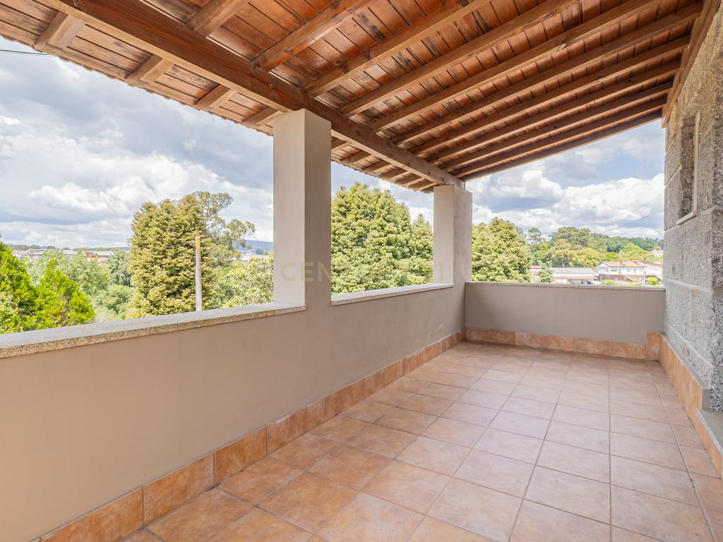 T5 com 3 Suites e Terreno com Rio | Natureza, Espaço e Conforto - Image 23