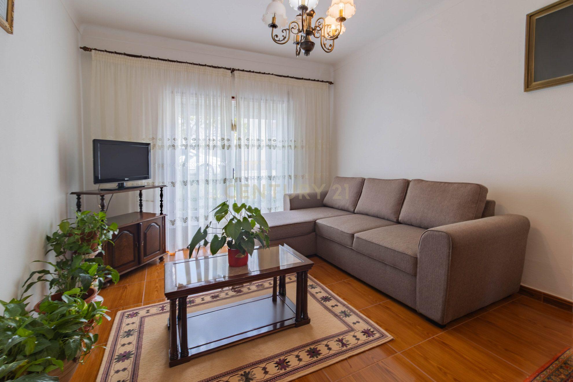 Fotografia 3 de Apartamento T3 Rés do Chão com Garagem, Logradouro e Terreno – Marinha Grande