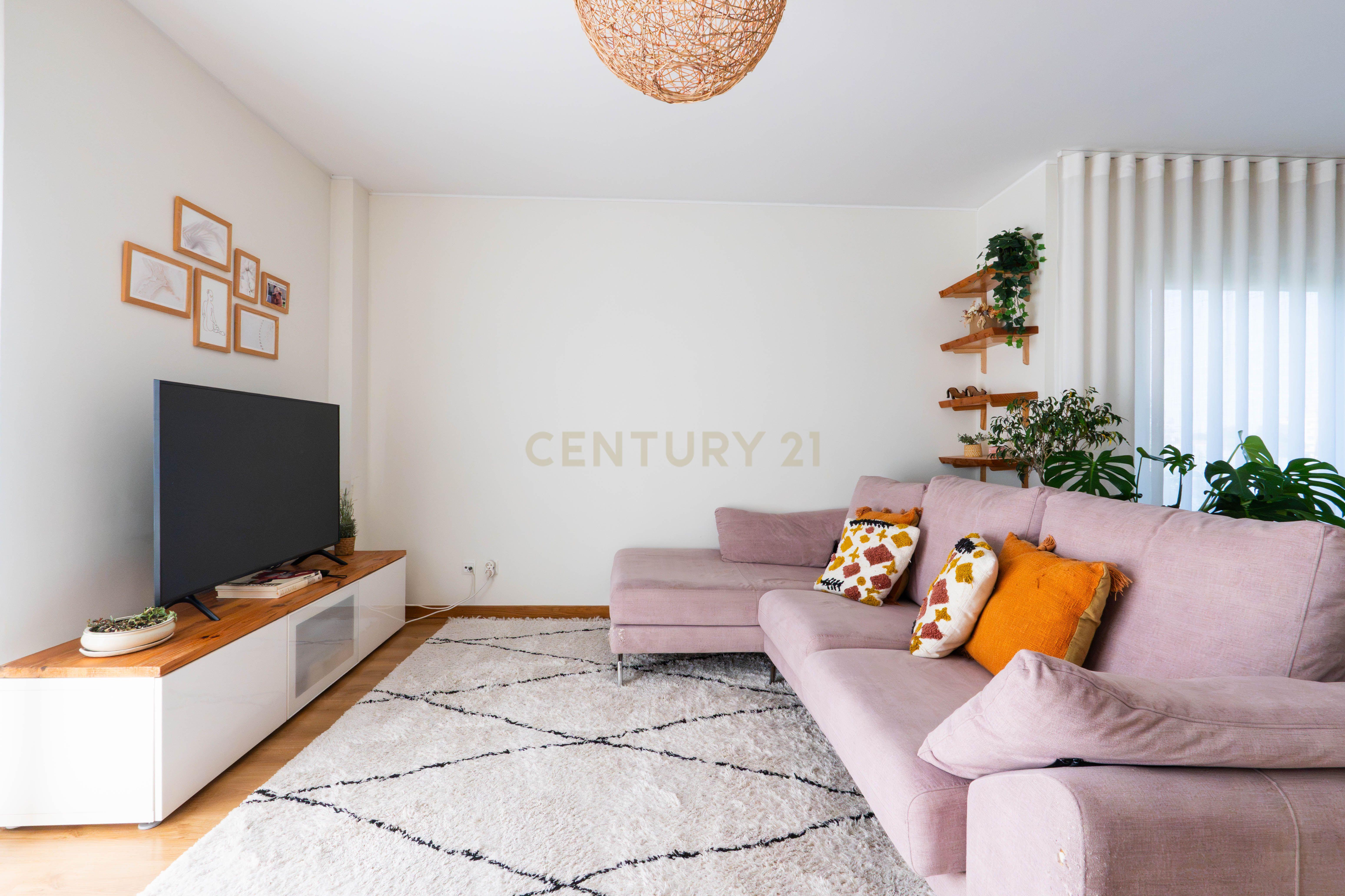 Fotografia 3 de T2 com 115m² na Quinta de São Macário | Varandas | Elevador | Arrecadação | Vista de mar subtil