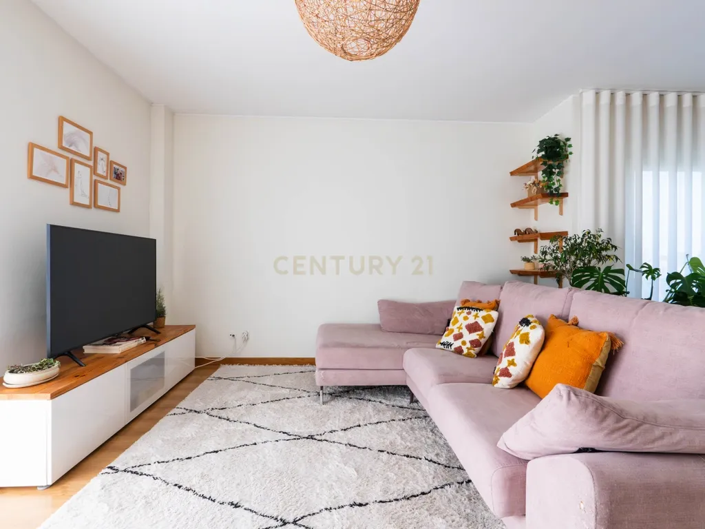 T2 com 115m² na Quinta de São Macário | Varandas | Elevador | Arrecadação | Vista de mar subtil - Image 3