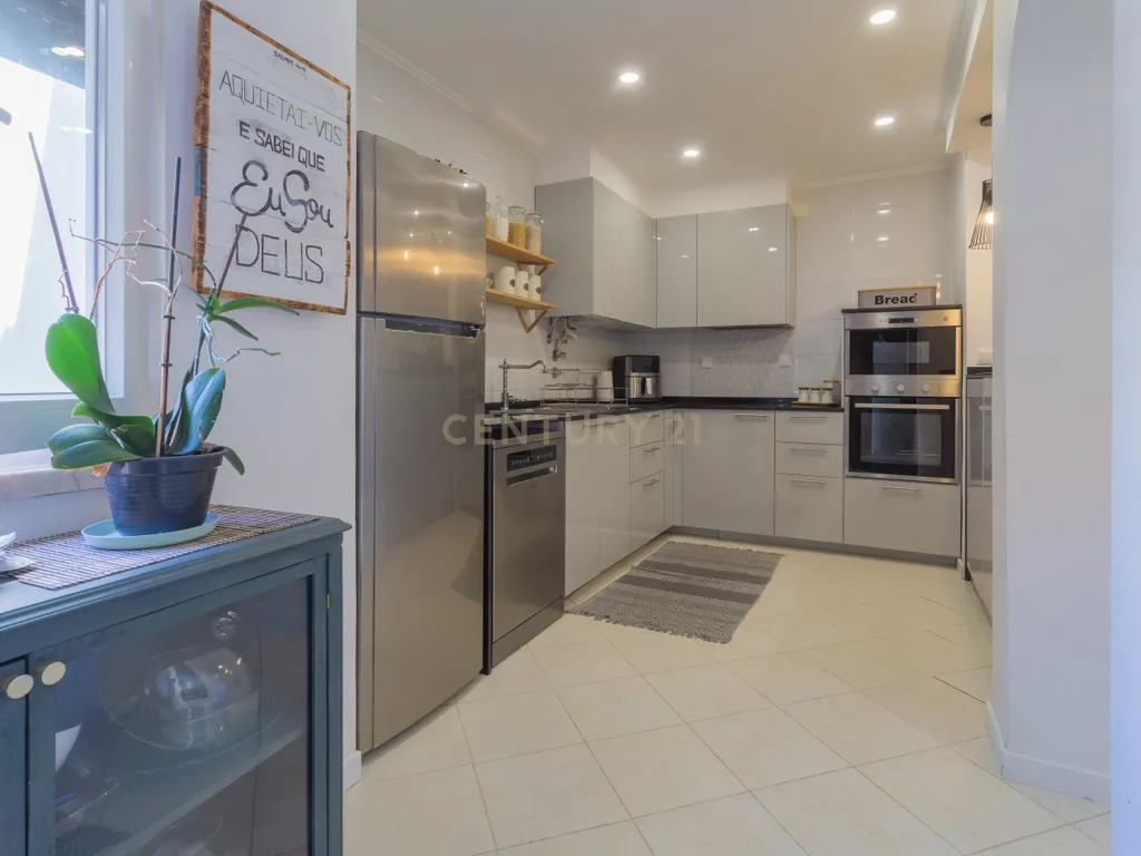 Apartamento Remodelado em Corroios, Seixal T3 + 3, garagem e Terraço - Image 6