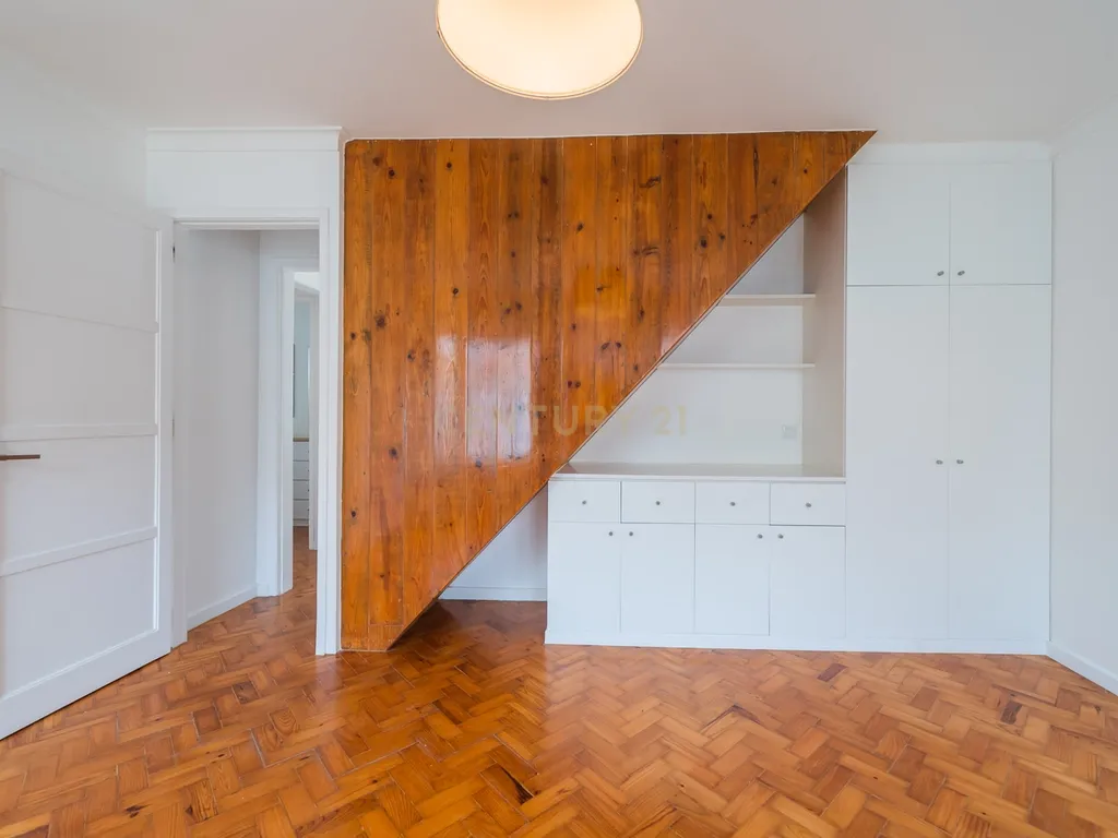 Moradia T3 + 1 Renovada com Jardim e Piscina em Penha de França, Lisboa - Image 49