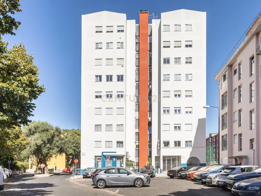 Apartamento T3 Remodelado em São Domingos de Benfica | 2 WC - Image 2