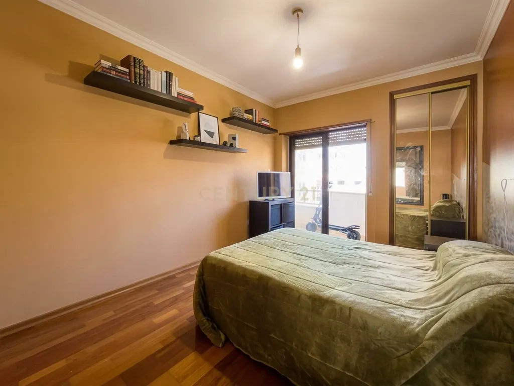 Apartamento T3 com Suíte, 3 Varandas e Arrecadação de 14 m² | Avenida 25 de Abril, Ramada - Image 14