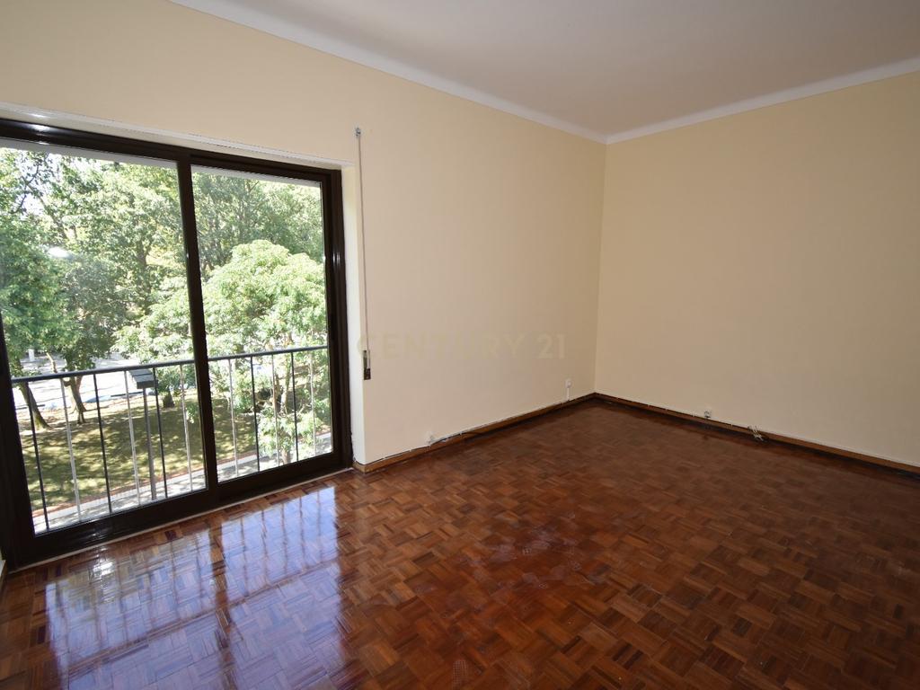 Apartamento T3 em Excelente Estado – Localização Central e Ótima Exposição Solar - Image 1