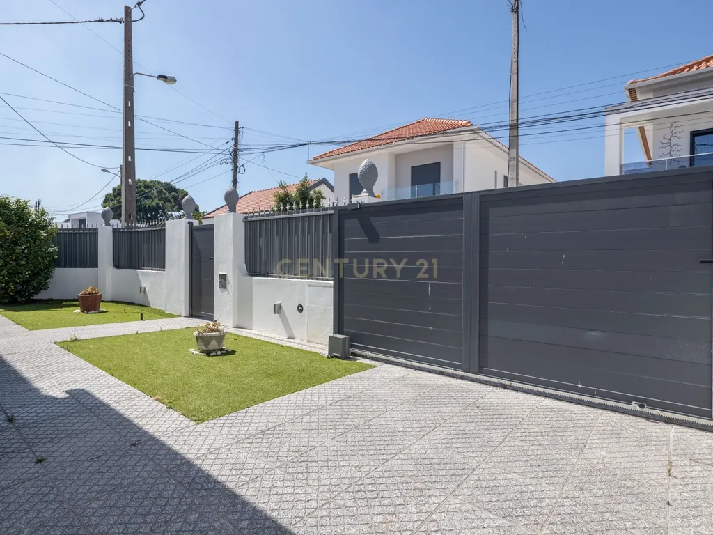 Moradia T4 com Anexo | Garagem Independente | 221 m² de Construção | 10 minutos da praia | Quintinhas | Charneca de Caparica - Image 33