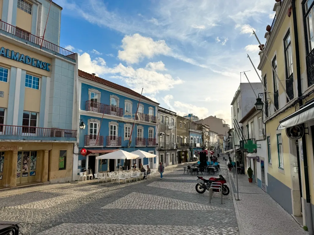 Apartamento T2 duplex mobilado para arrendamento em Almada - Image 15