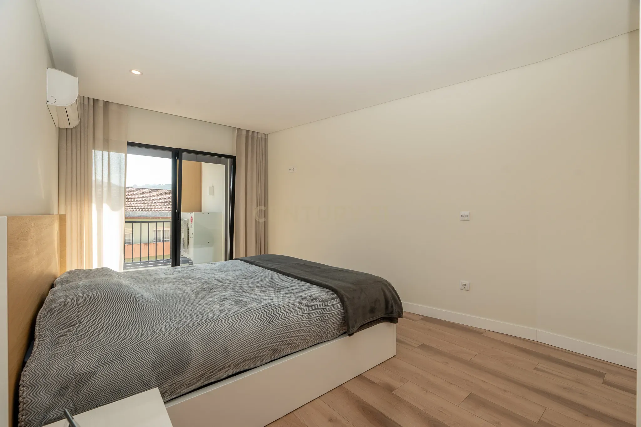 Apartamento T3+1 duplex, com terraço e estacionamento, no centro da cidade de Torres Vedras - Image 25
