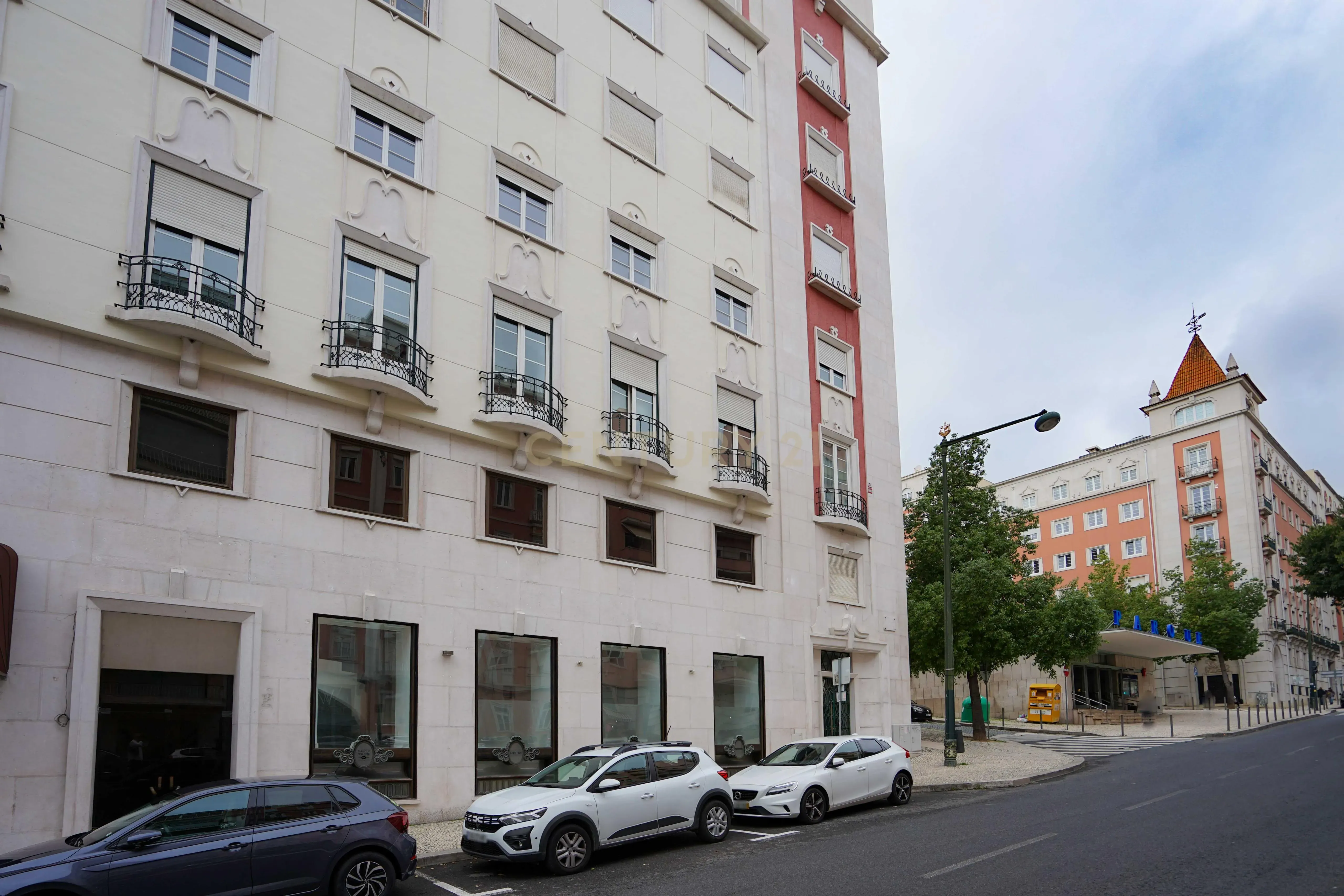 Apartamento T6 Avenida António Augusto de Aguiar - Image 2