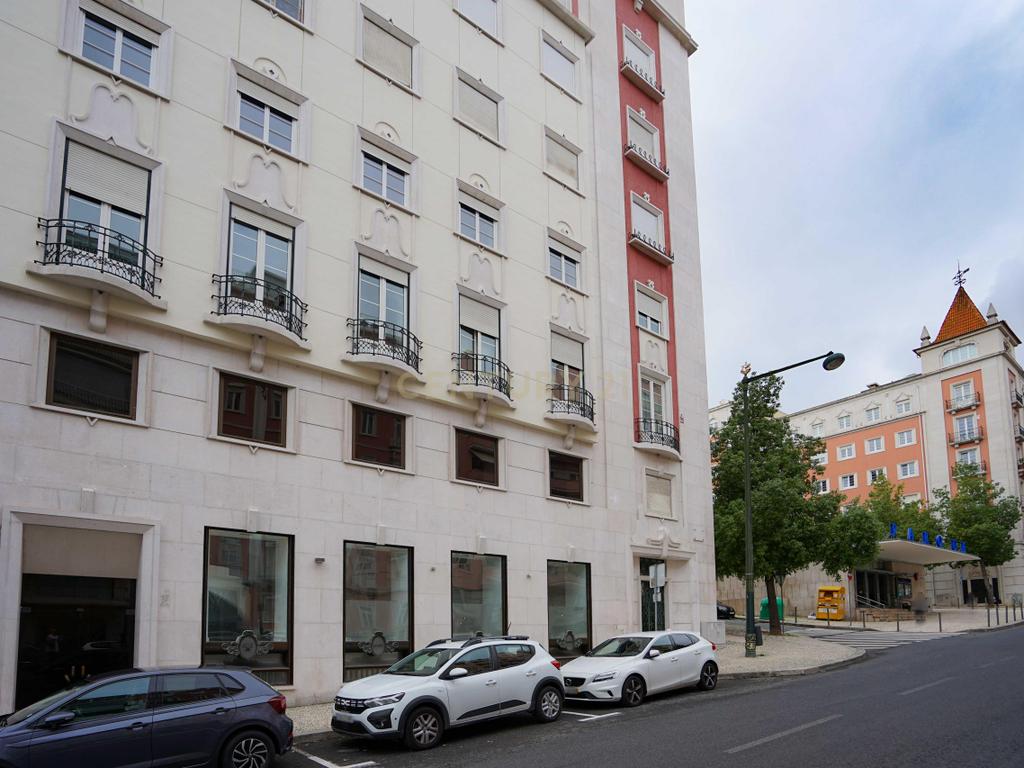 Apartamento T6 Avenida António Augusto de Aguiar - Image 2