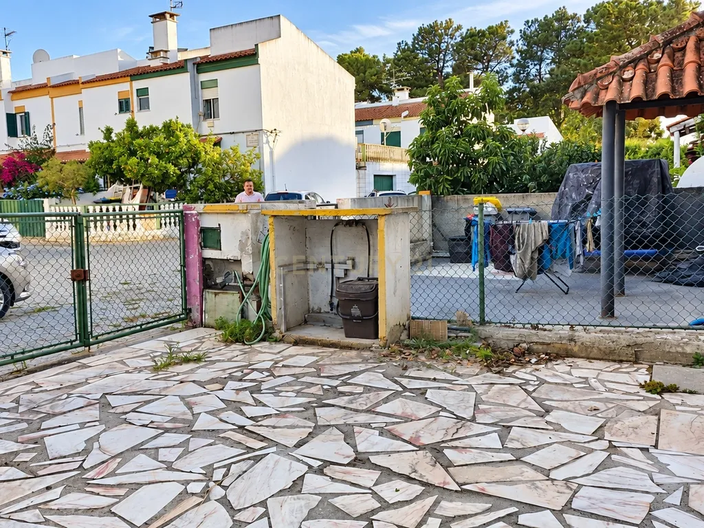 Moradia T3 com garagem, terraço e quintal em Vendas de Azeitão - Image 4