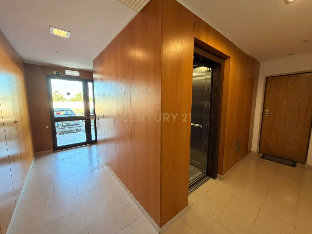 Apartamento T2 com Vista Fantástica sobre o Rio Tejo, Estacionamento e Arrecadação – Caparica, Almada - Image 18