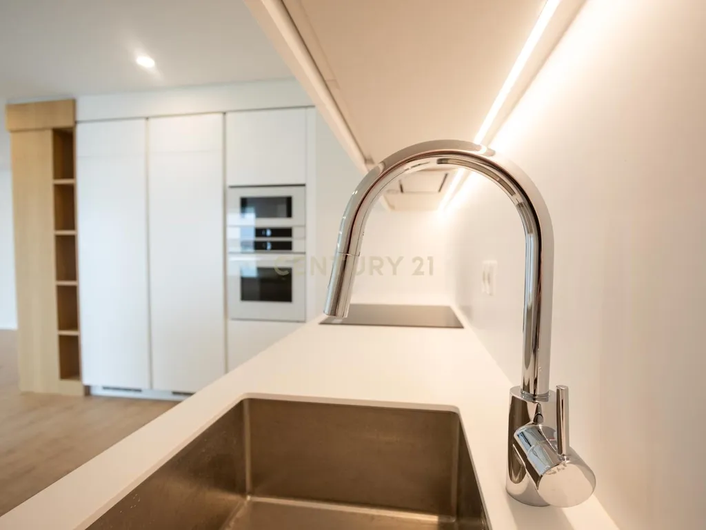 Apartamento T3 com estacionamento e piscina - Areeiro - Image 8