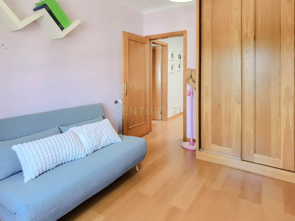 Luxuosa Moradia T3 em Gondomar com Vista Panorâmica e Piscina - Image 35