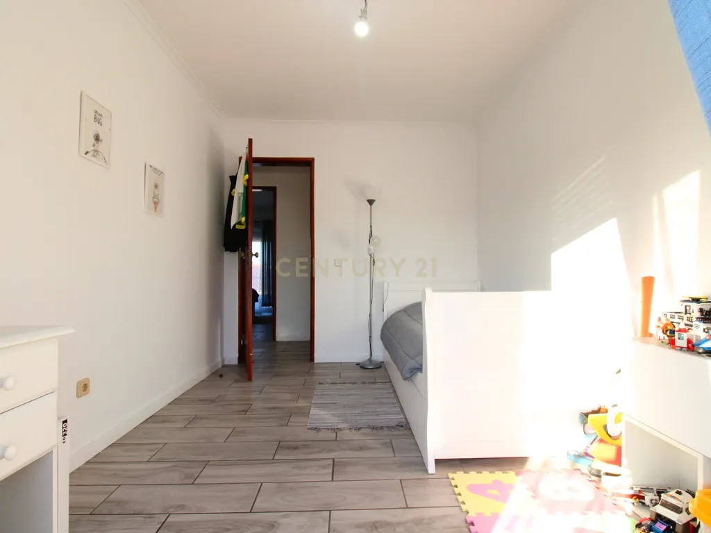 Espetacular Moradia T5 no Casal Do Marco com Garagem - Image 10