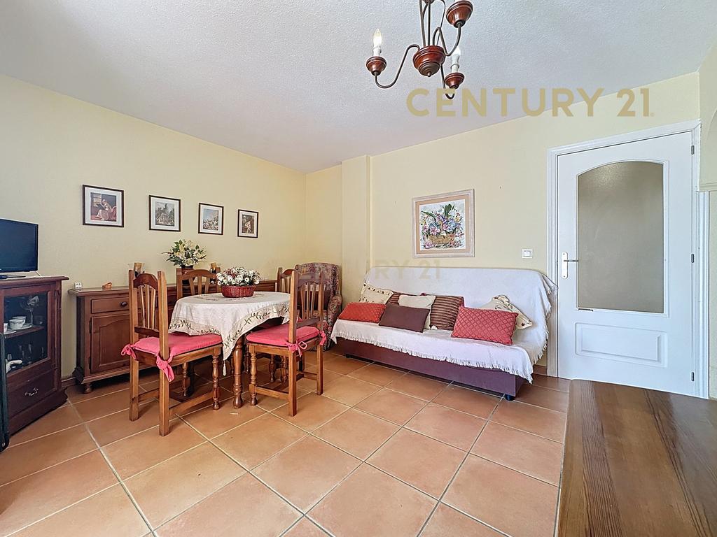Apartamento de um quarto para arrendar em Torrox Costa com terraço e piscina - Image 1