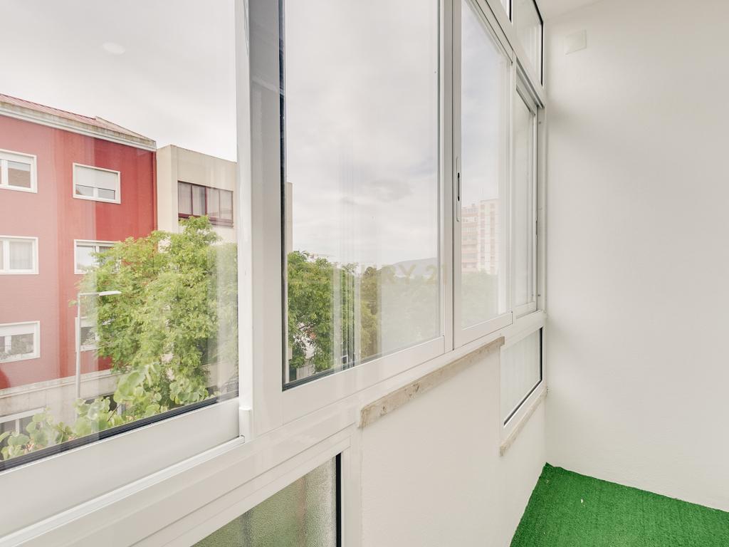 Apartamento T2 Remodelado na Prestigiada Avenida Jaime Cortesão em Setúbal – Próximo da Zona Ribeirinha - Image 11