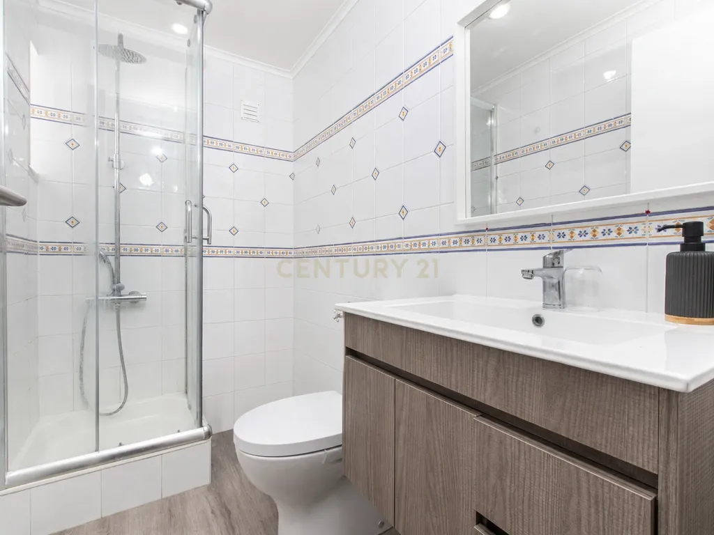 Apartamento T3 com Parqueamento e Arrecadação - Image 14
