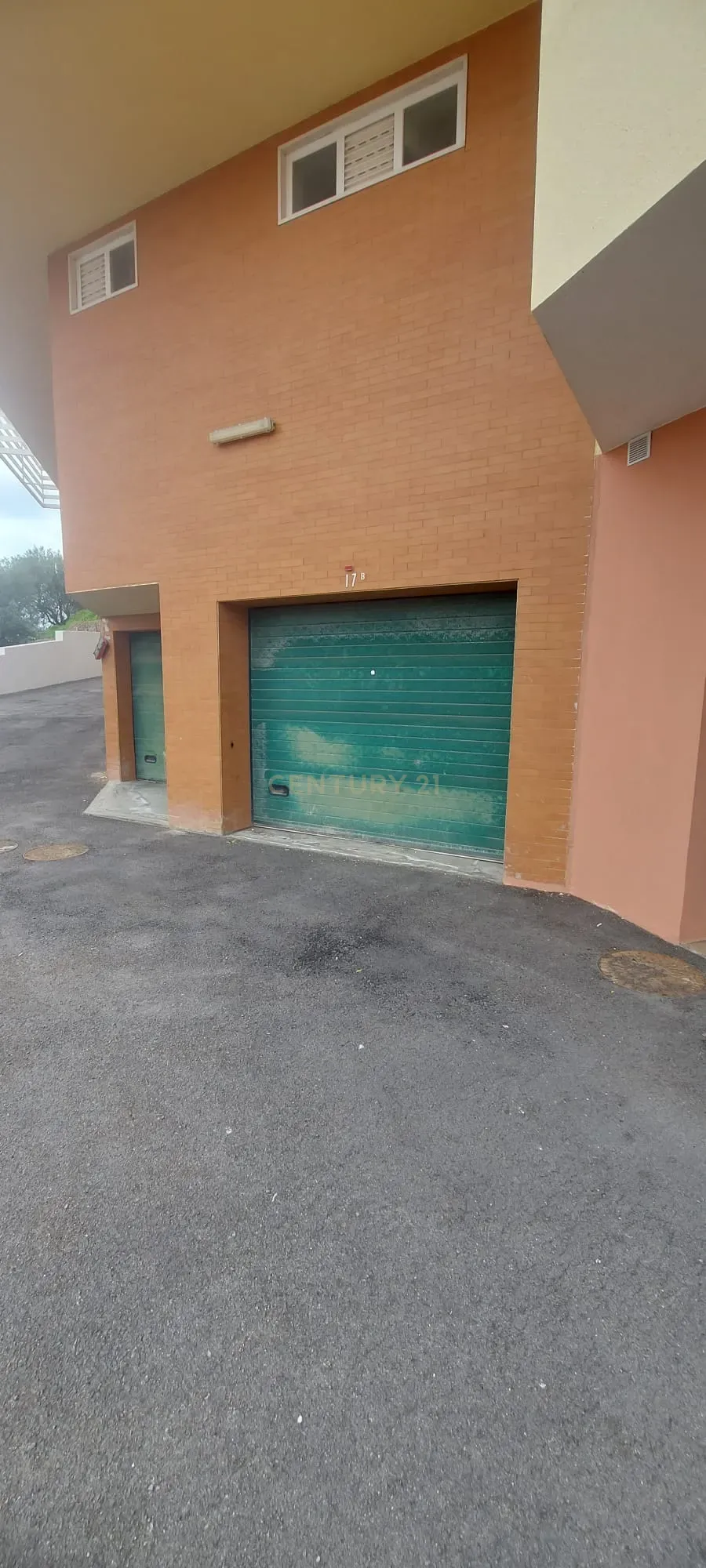 Garagem para arrendamento em Setúbal, Perto do Centro da Cidade - Image 1