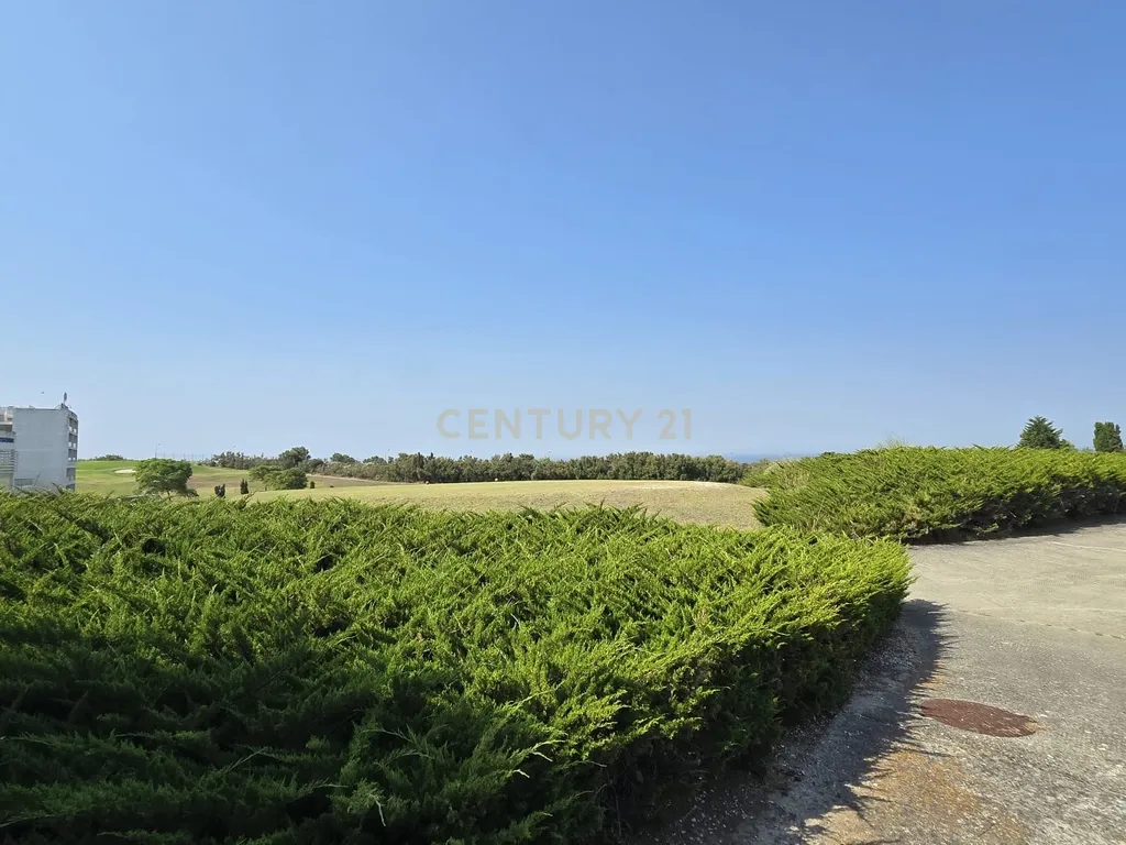 752 m² de Exclusividade num Novo Condomínio na Aldeia dos Capuchos. - Image 1
