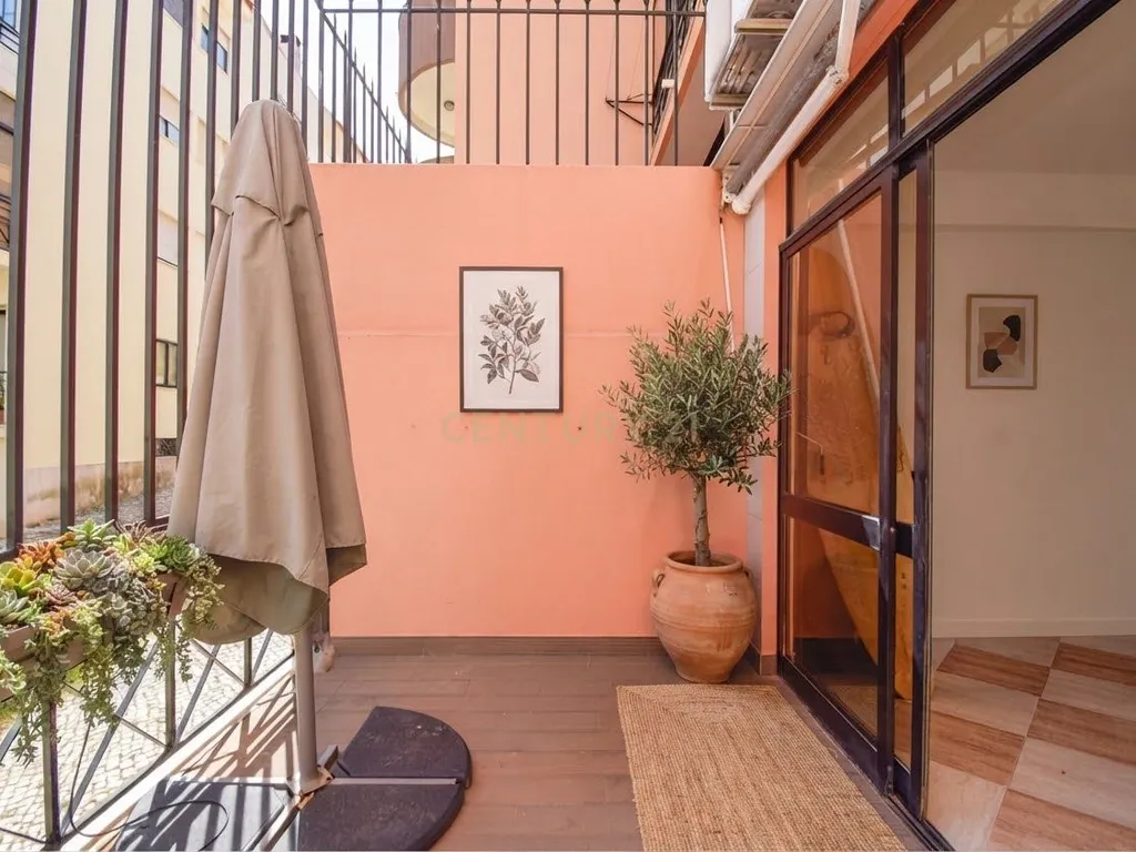 Apartamento T2 com terraço na Quinta do Barão – Carcavelos - Image 1