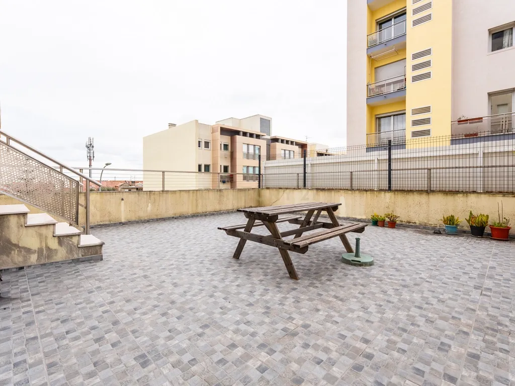 Apartamento T3 com 2 Terraços Gigantes e Vista Rio – A 10 min de Lisboa - Image 2