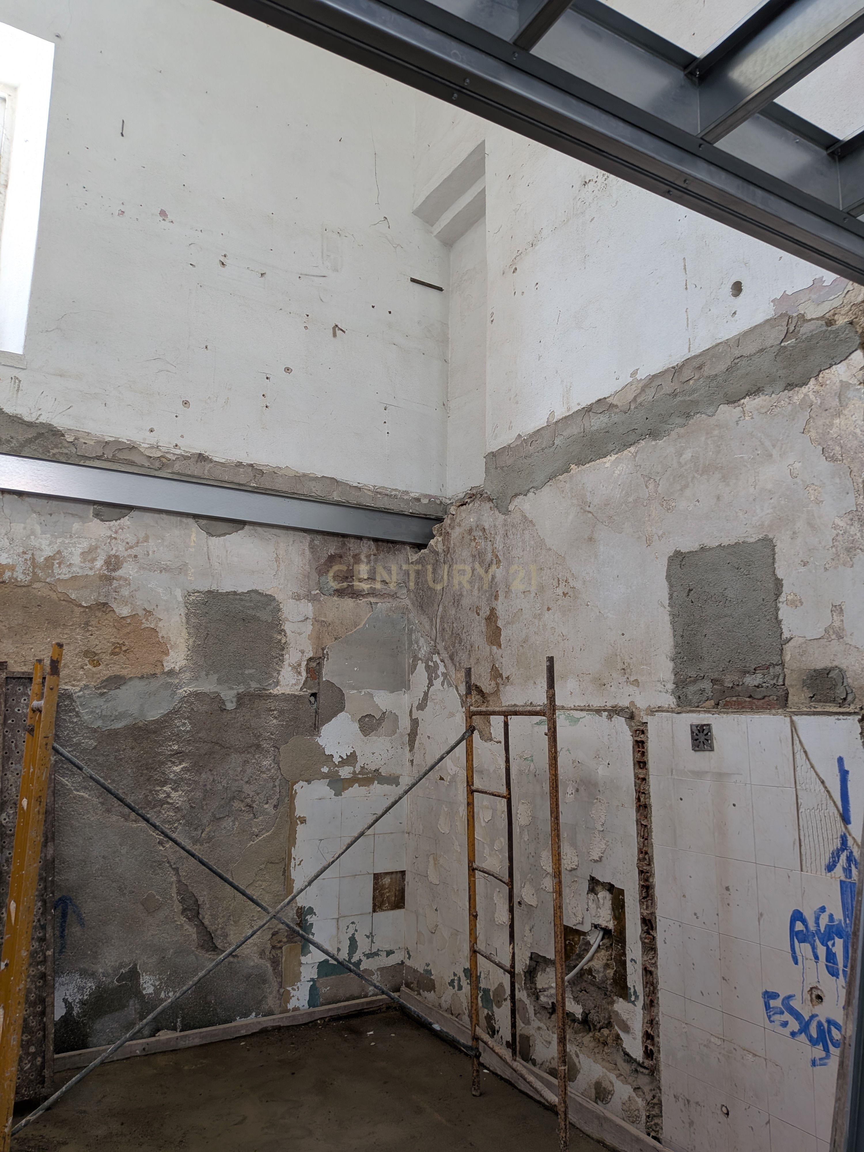Fotografia 6 de Loja Renovada em Santa Clara, Lisboa - Excelente Oportunidade