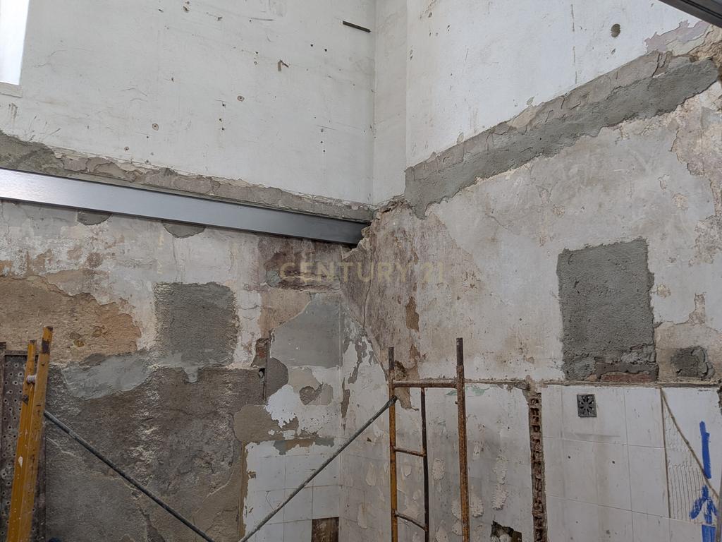 Loja Renovada em Santa Clara, Lisboa - Excelente Oportunidade - Image 6