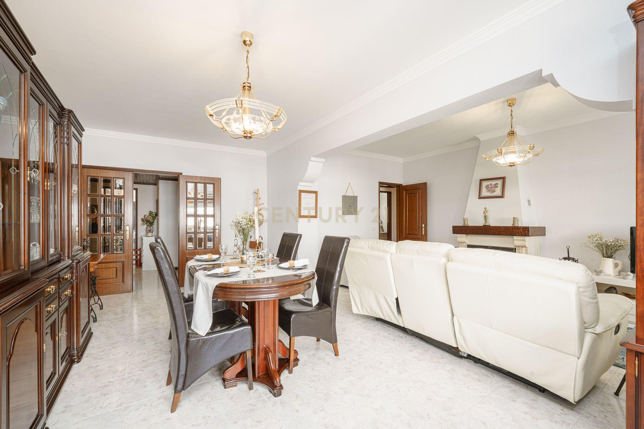 Fotografia 5 de APARTAMENTO T4  CONVERTIDO EM T3 , SEMI REMODELADO, EM SETÚBAL
