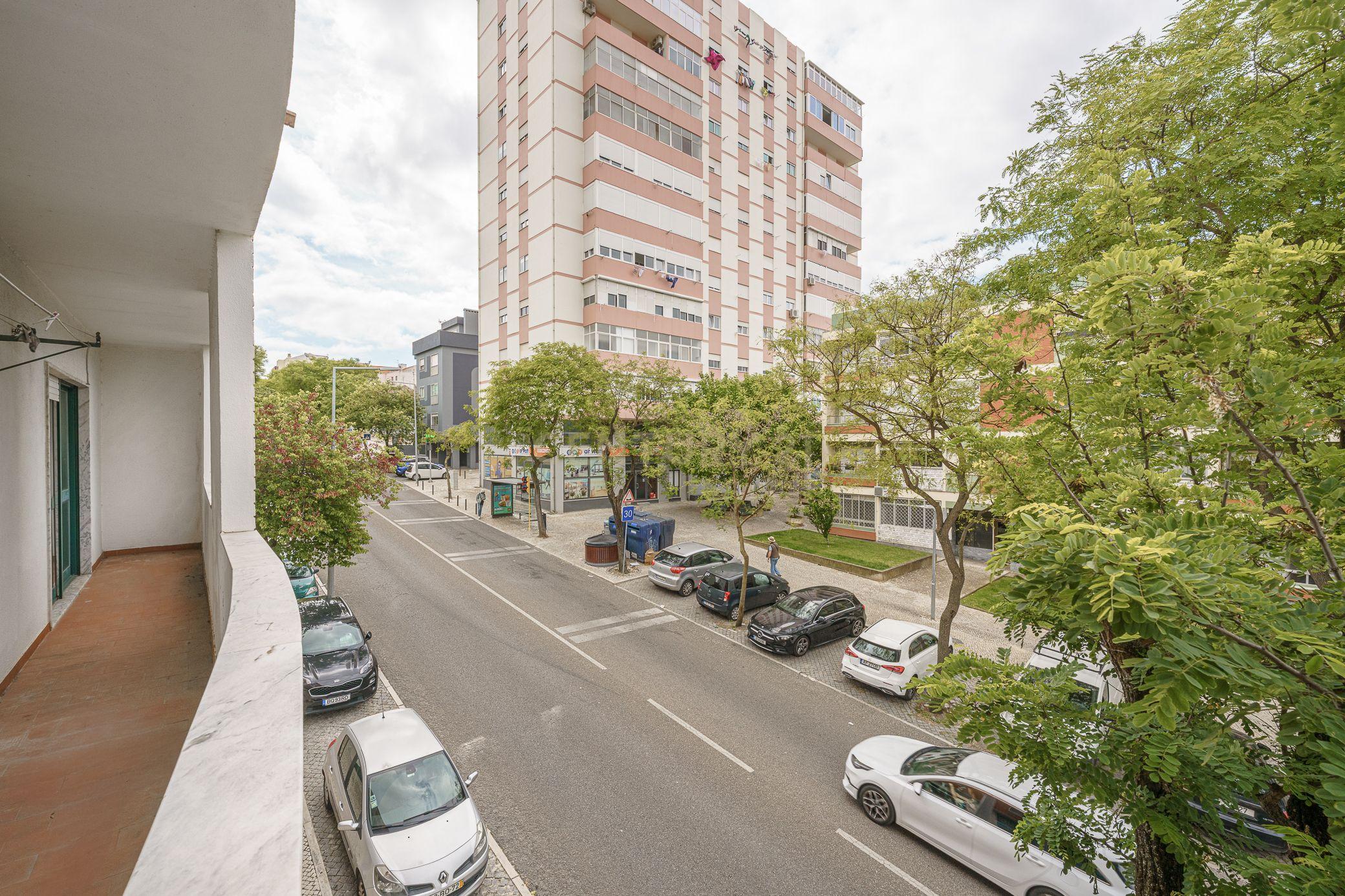 Apartamento T2 com Parqueamento, Varandas e Lareira - Perto do Centro da Cidade - Image 25