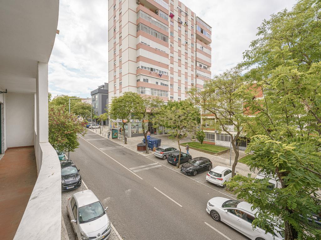 Apartamento T2 com Parqueamento, Varandas e Lareira - Perto do Centro da Cidade - Image 25