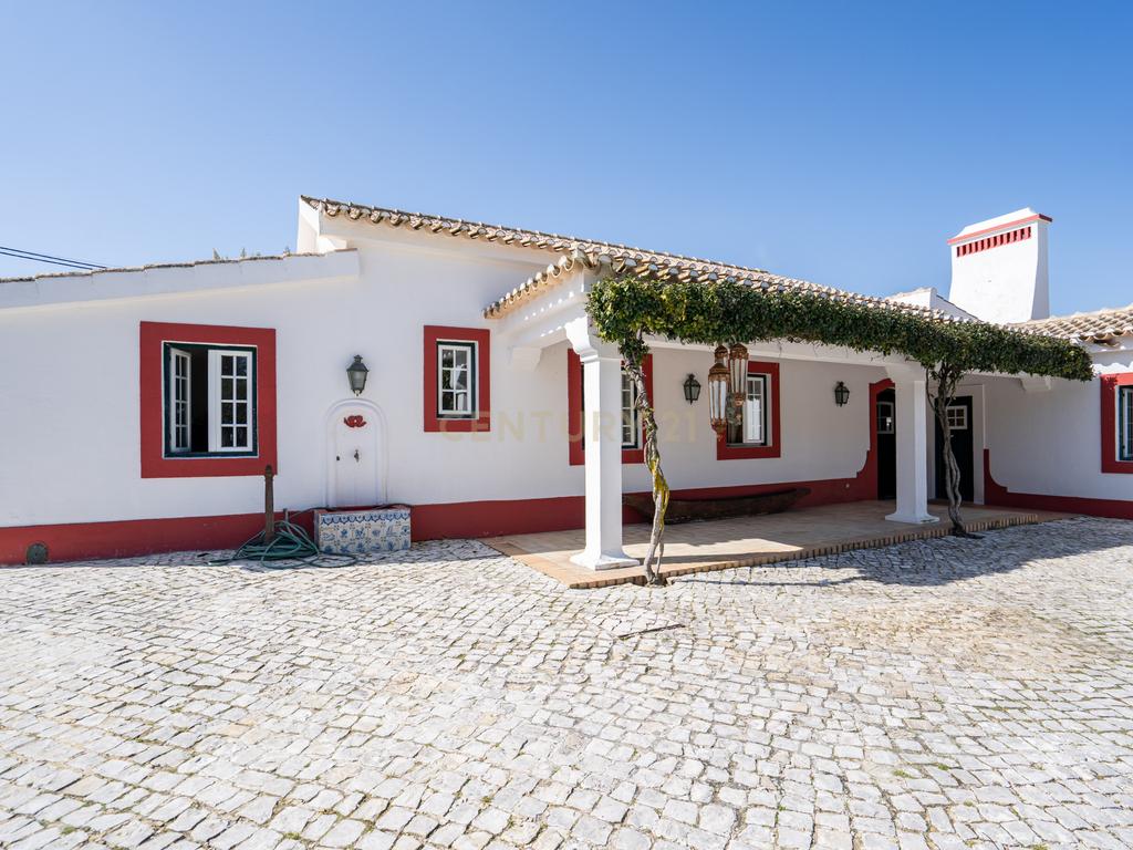 Quinta Exclusiva em Azeitão com 2,8 Hectares, Piscina e Anexo - Image 2