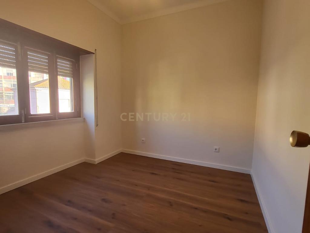 Casa T3 com Jardim e Garagem em Setúbal - Oportunidade Única! - Image 11