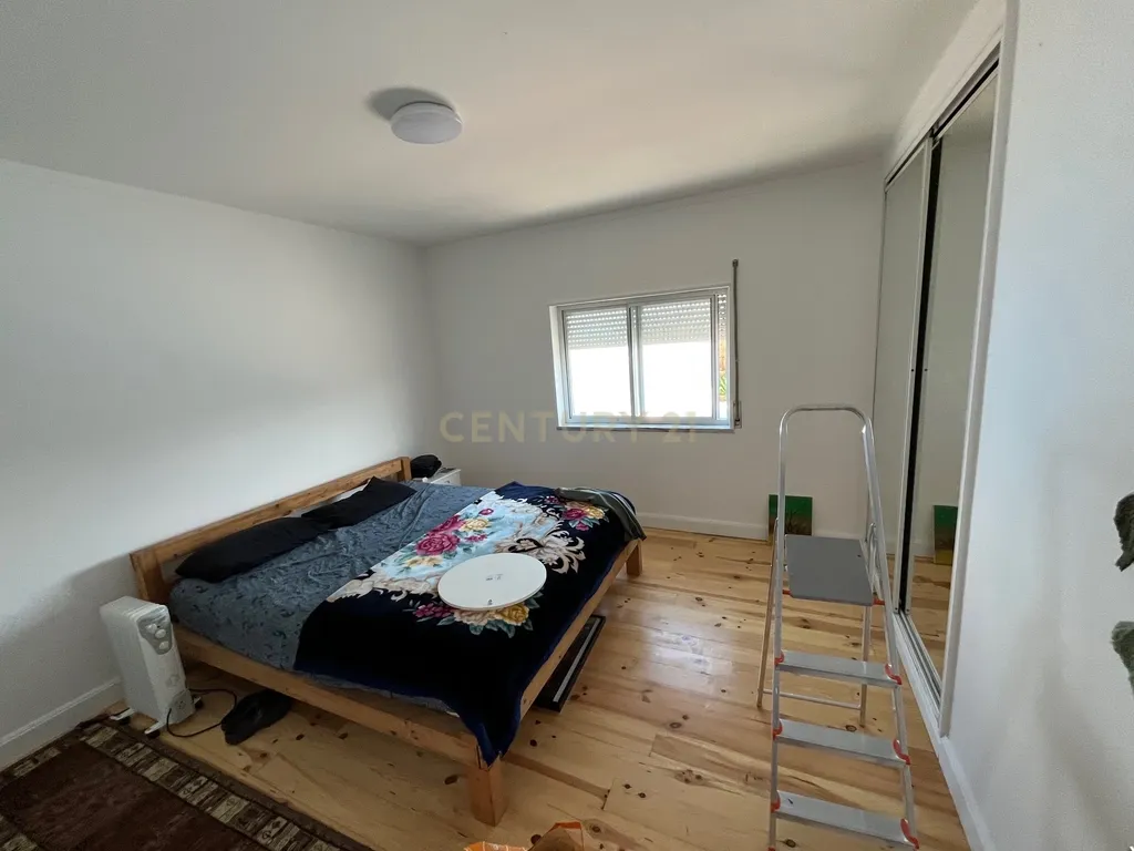 Moradia com quatro apartamentos independentes, três T2 e um T3 em Atouguia da Baleia. Ideal para famílias ou grupos, preparada para turismo ou para arrendamento de longa duração. - Image 71