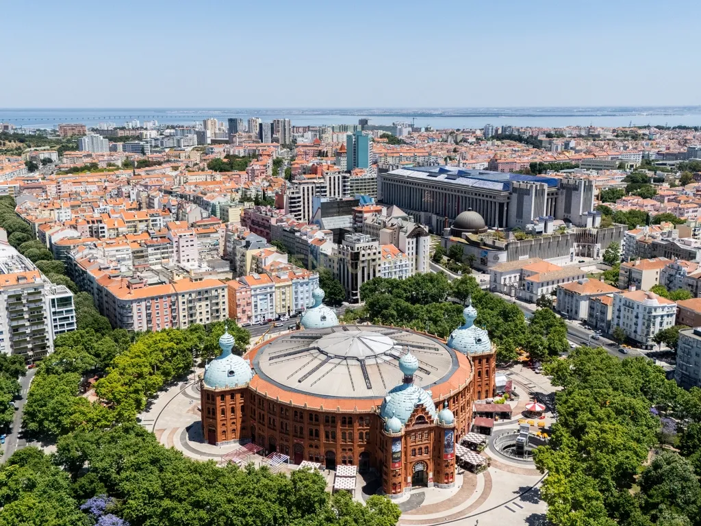 Apartamento Único com Vista sobre o Campo Pequeno – Lisboa - Image 38