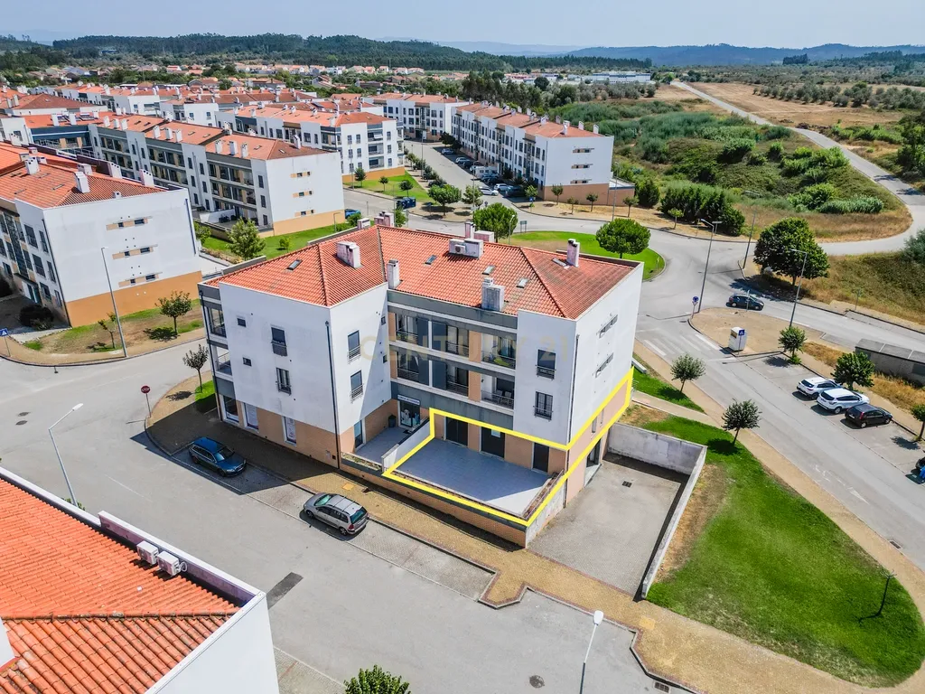 Loja passível de ser transformado em Apartamento T2 ou T3 com terraço privativo de Garagem - Image 2