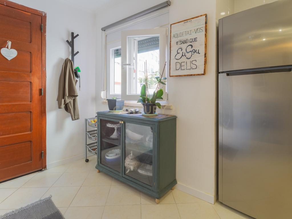 Apartamento Remodelado em Corroios, Seixal T3 + 3, garagem e Terraço - Image 9