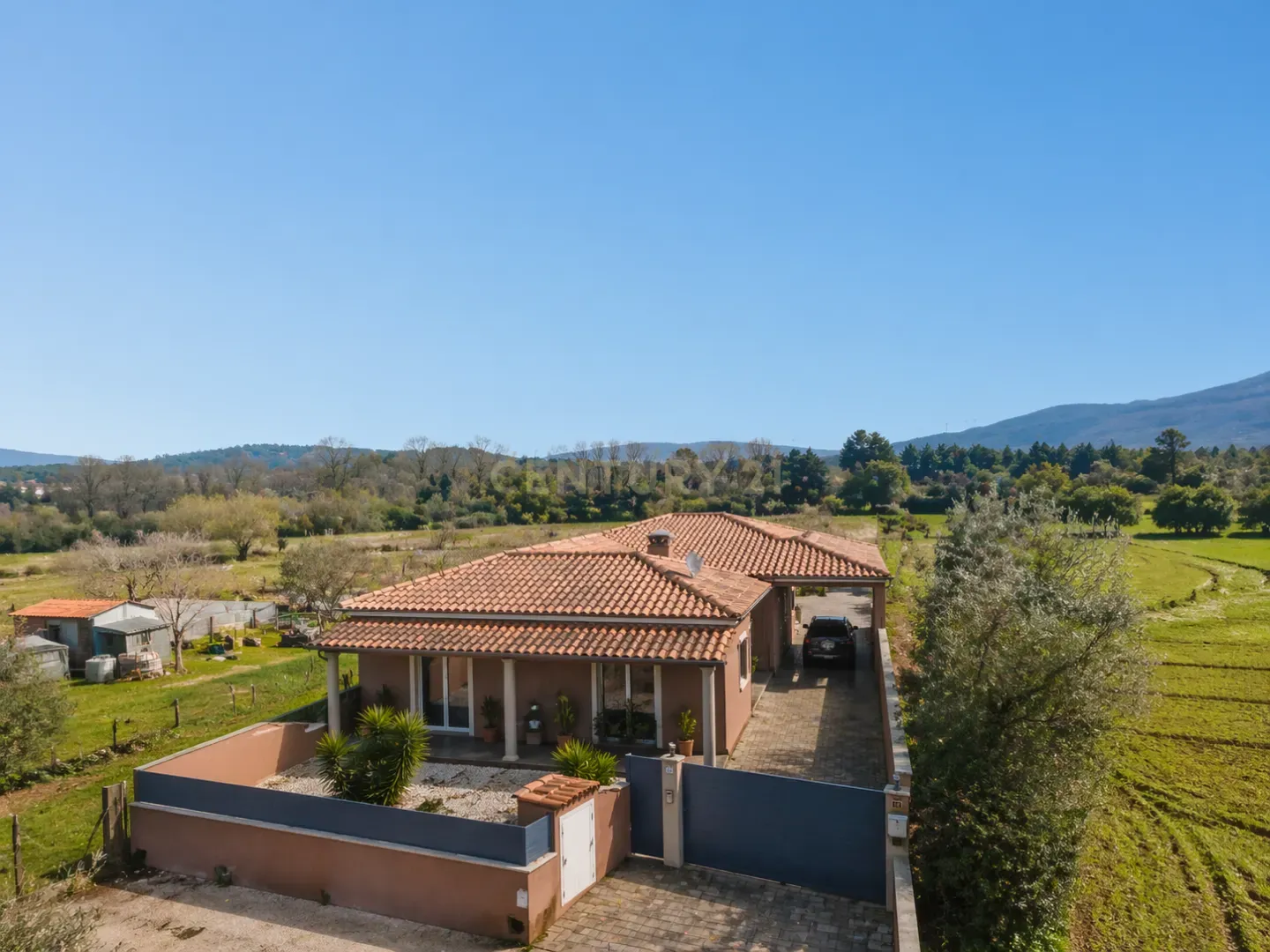 Moradia T3 Térrea- C/ piscina e terreno