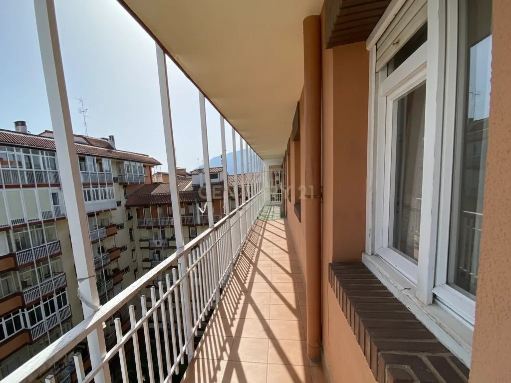 Apartamento espaçoso e luminoso de 3 quartos com varanda, arrumos e vista, no centro de Irun - Image 12