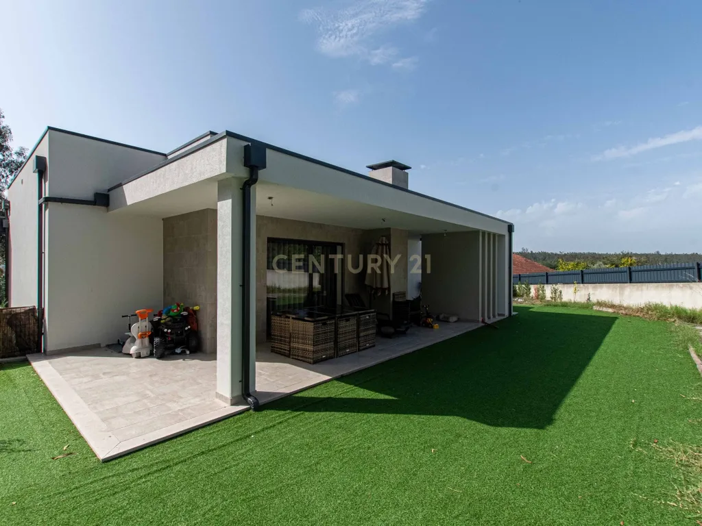 Moradia T4 semi-nova com Piscina, Garagem + Parcela de Terreno Rústico e Vista Serra | Salgueiro, Pombal - Image 9