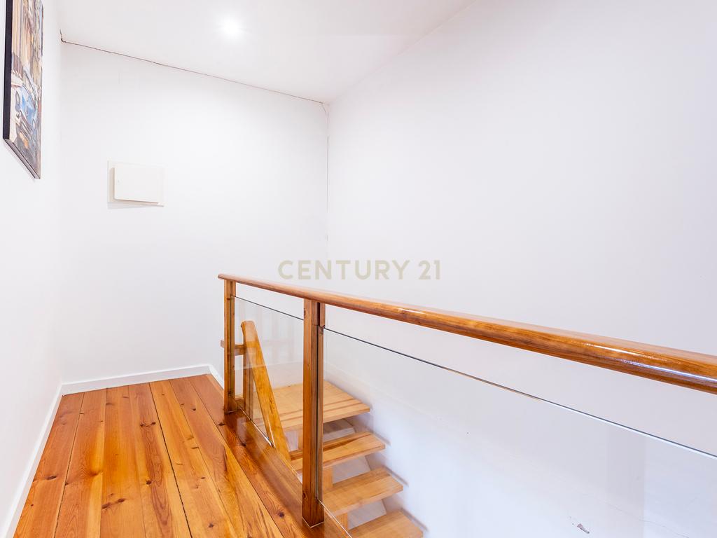 Apartamento T4 Duplex Renovado em Arroios, Lisboa - Image 24